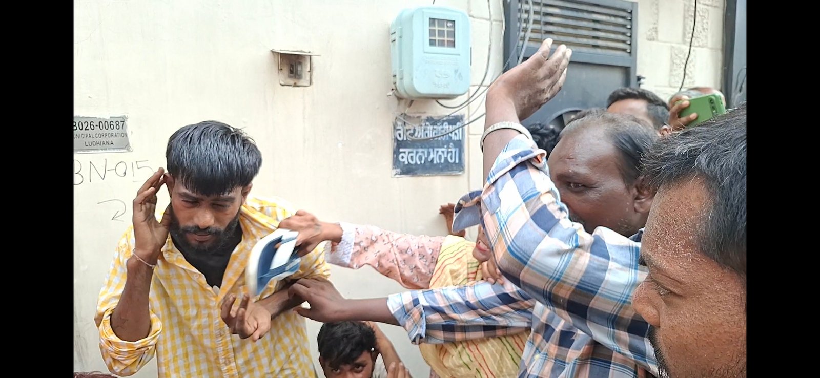 लुधियाना में दिनदहाड़े वारदात! महिला का मोबाइल छीन भागे 3 युवक, लोगों ने धर दबोचा