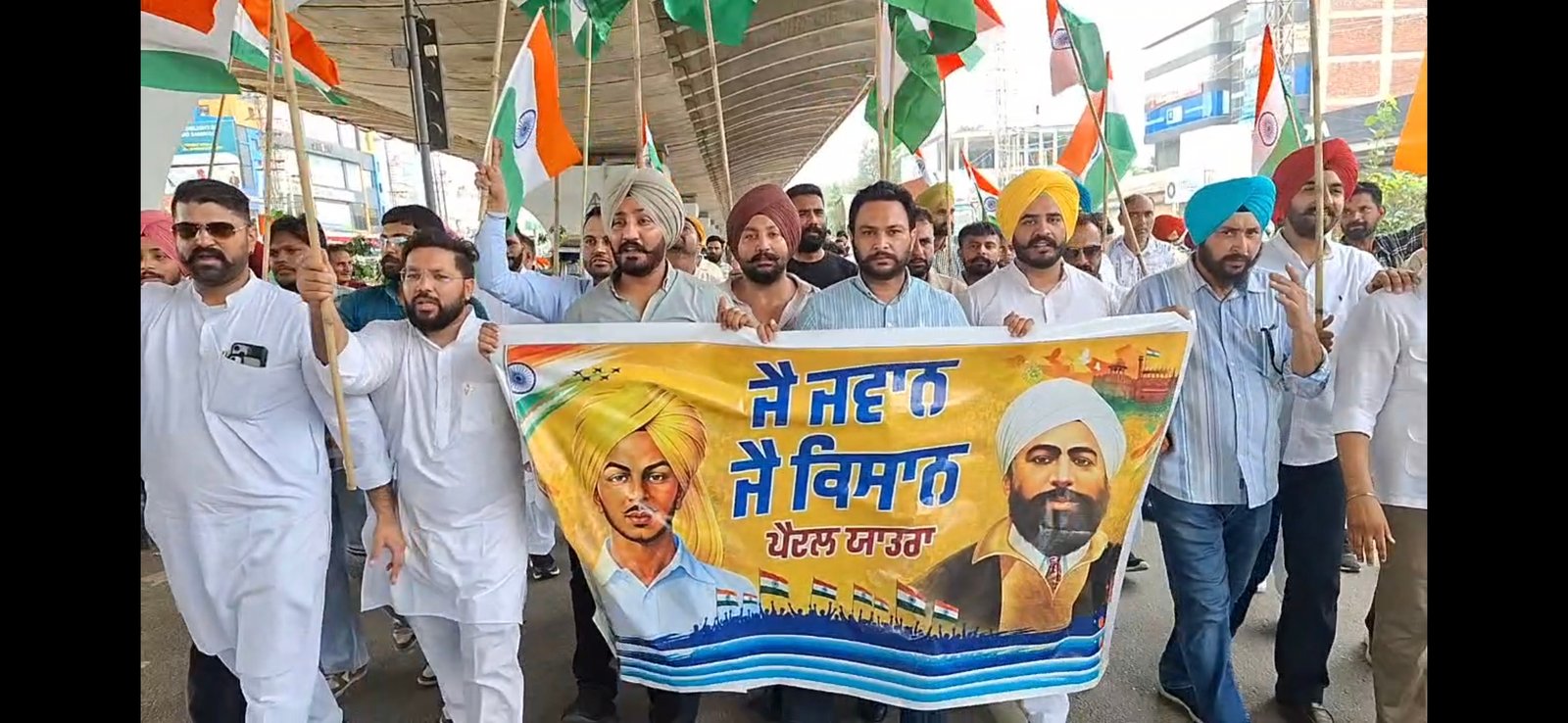 लुधियाना: AAP ने निकाला तिरंगा मार्च; शहीदों, जवानों और किसानों को किया नमन