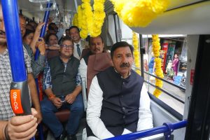 उप मुख्यमंत्री मुकेश अग्निहोत्री ने पालमपुर में 10 इलेक्ट्रिक बसों को हरी झंडी दिखाकर किया रवाना
