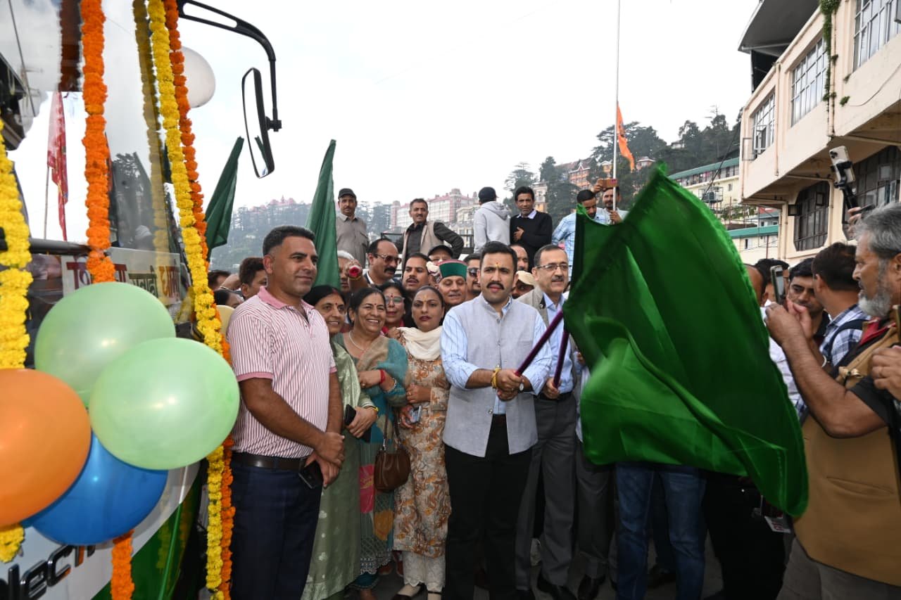 शिमला ग्रामीण को मिली 30 नई इलेक्ट्रिक बसें, विक्रमादित्य सिंह ने हरी झंडी दिखाकर किया रवाना
