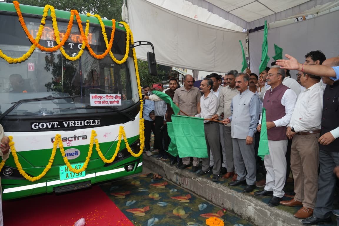 मुख्यमंत्री सुक्खू ने हमीरपुर के लिए 35 इलेक्ट्रिक बसों को दिखाई हरी झंडी