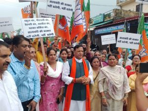 बदहाल सड़कों पर भड़का जनाक्रोश, सरकार के खिलाफ प्रदर्शन