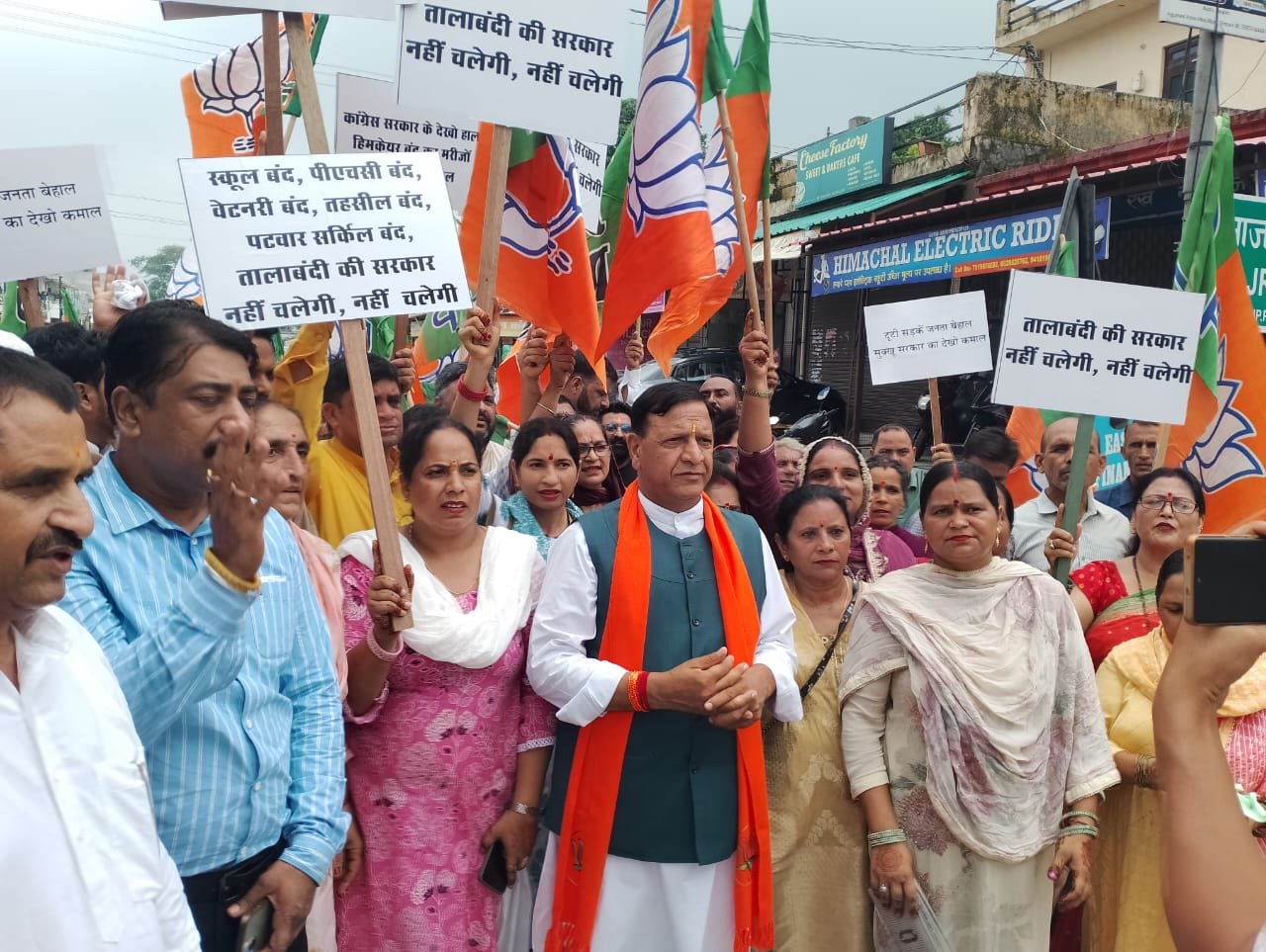 बदहाल सड़कों पर भड़का जनाक्रोश, सरकार के खिलाफ प्रदर्शन