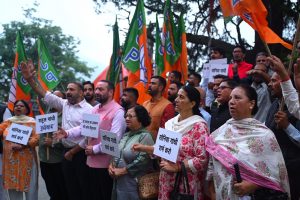 वंदे मातरम् के अपमान पर भाजयुमो का प्रदर्शन, कांग्रेस से माफी की मांग
