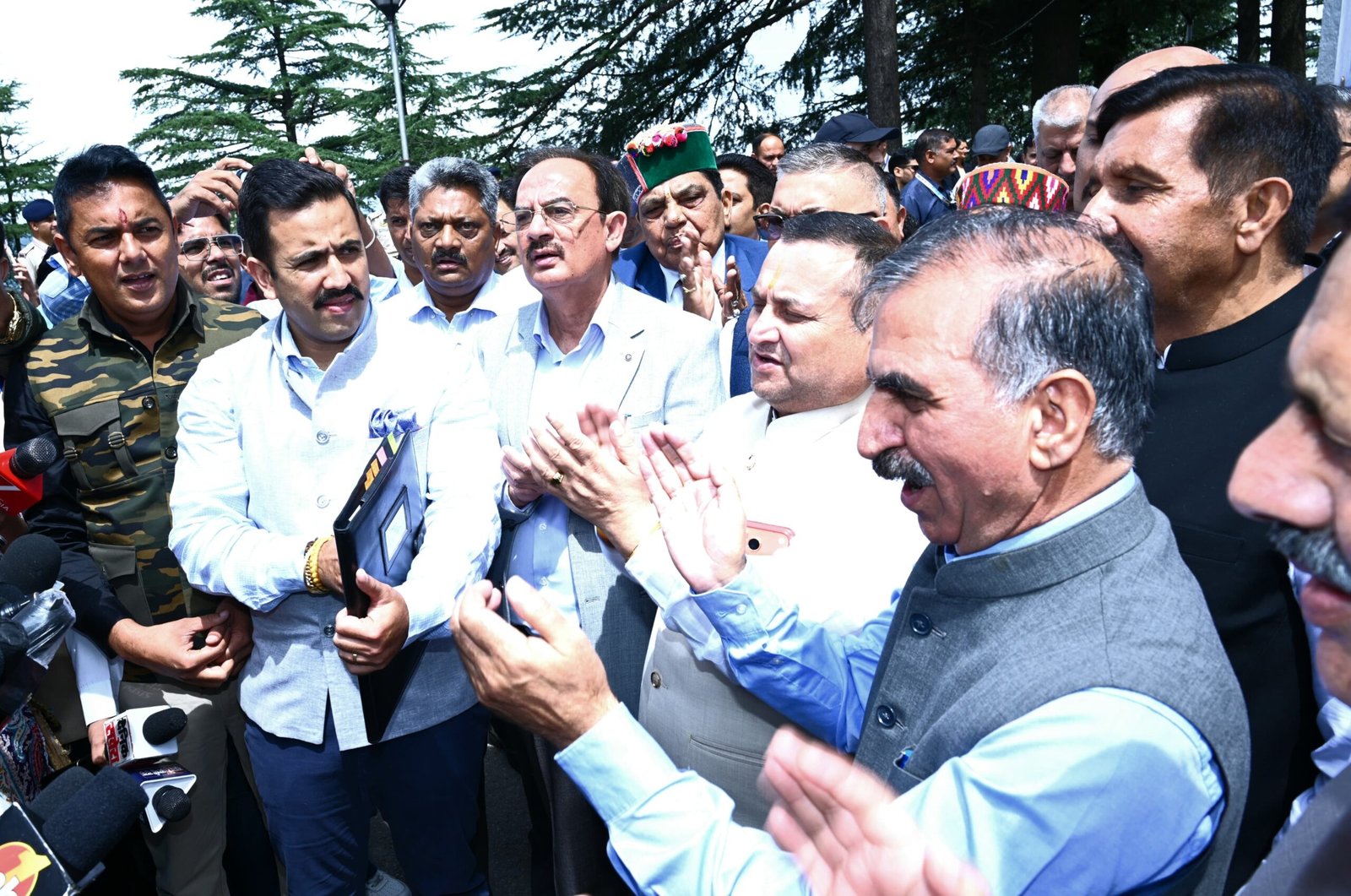 राष्ट्रगीत पर घमासान, 10 मिनट में सदन स्थगित