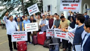 हिमाचल विधानसभा में हंगामा, अटैची लेकर पहुंचे BJP विधायक; जयराम ठाकुर ने सरकार पर लगाए भ्रष्टाचार के आरोप