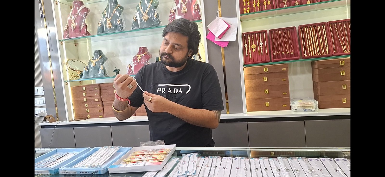 रक्षाबंधन पर चांदी की राखी की बढ़ी मांग, सामान्य राखी से ज्यादा पसंद कर रहे लोग