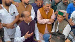चौड़ा मैदान पहुंचे जयराम ठाकुर, टैक्सी ऑपरेटरों के आमरण अनशन का किया समर्थन