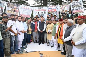 जयराम ठाकुर ने टैक्सी ऑपरेटरों का अनशन तुड़वाया, बोले- बातचीत से निकलेगा समाधान