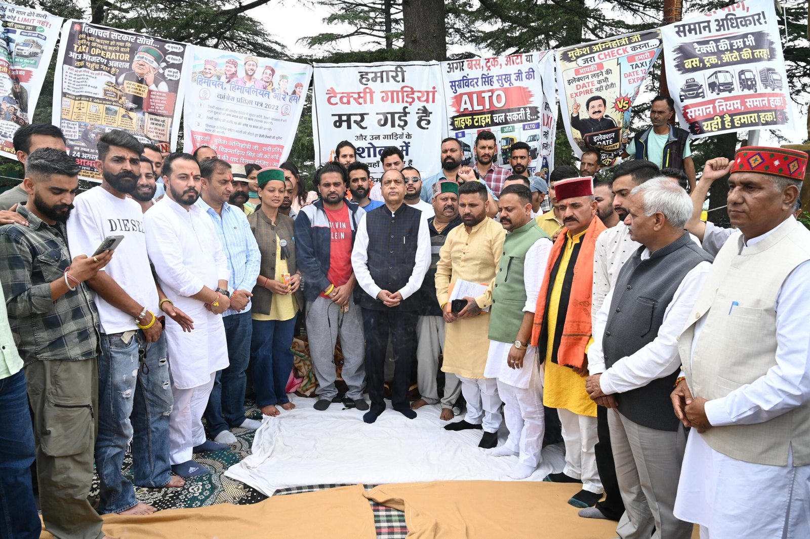 जयराम ठाकुर ने टैक्सी ऑपरेटरों का अनशन तुड़वाया, बोले- बातचीत से निकलेगा समाधान