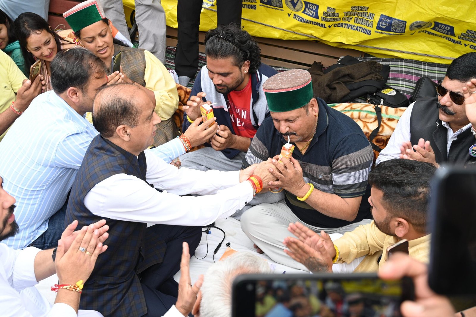 नेता प्रतिपक्ष जयराम ठाकुर ने खत्म करवाया टैक्सी ऑपरेटर यूनियन का आमरण अनशन