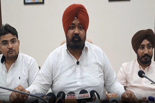 लुधियाना कांग्रेस बैठक से पहले AAP का हमला, जितेंद्र खगुड़ा बोले- ‘गुमशुदा हैं राजा वड़िंग’