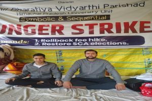 फीस वृद्धि के विरोध में ABVP की क्रमिक भूख हड़ताल जारी, हॉस्टल फीस में 75% बढ़ोतरी वापस लेने की मांग