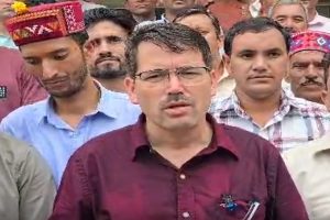 बंजार में भाजपा का विशाल धरना-प्रदर्शन, विधायक सुरेंद्र शौरी ने सरकार पर साधा निशाना