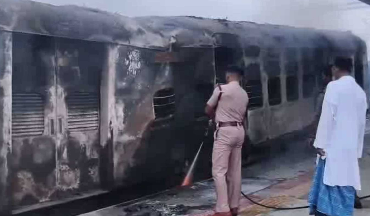 Bihar Train Fire: पैसेंजर ट्रेन में लगी आग, आनन फानन में उतरे लोग, स्टेशन पार्ट मची अफरा तफरी
