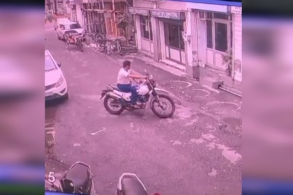 जालंधरः स्पोर्ट्स कॉलेज के पास बाइक चोरी, सीसीटीवी कैमरे में कैद हुए चोर, जांच में जुटी पुलिस