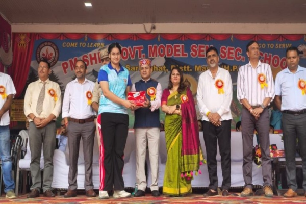 सरकाघाट में एसडीएम राजेंद्र कुमार गौतम ने फहराया तिरंगा, मार्च पास्ट की ली सलामी