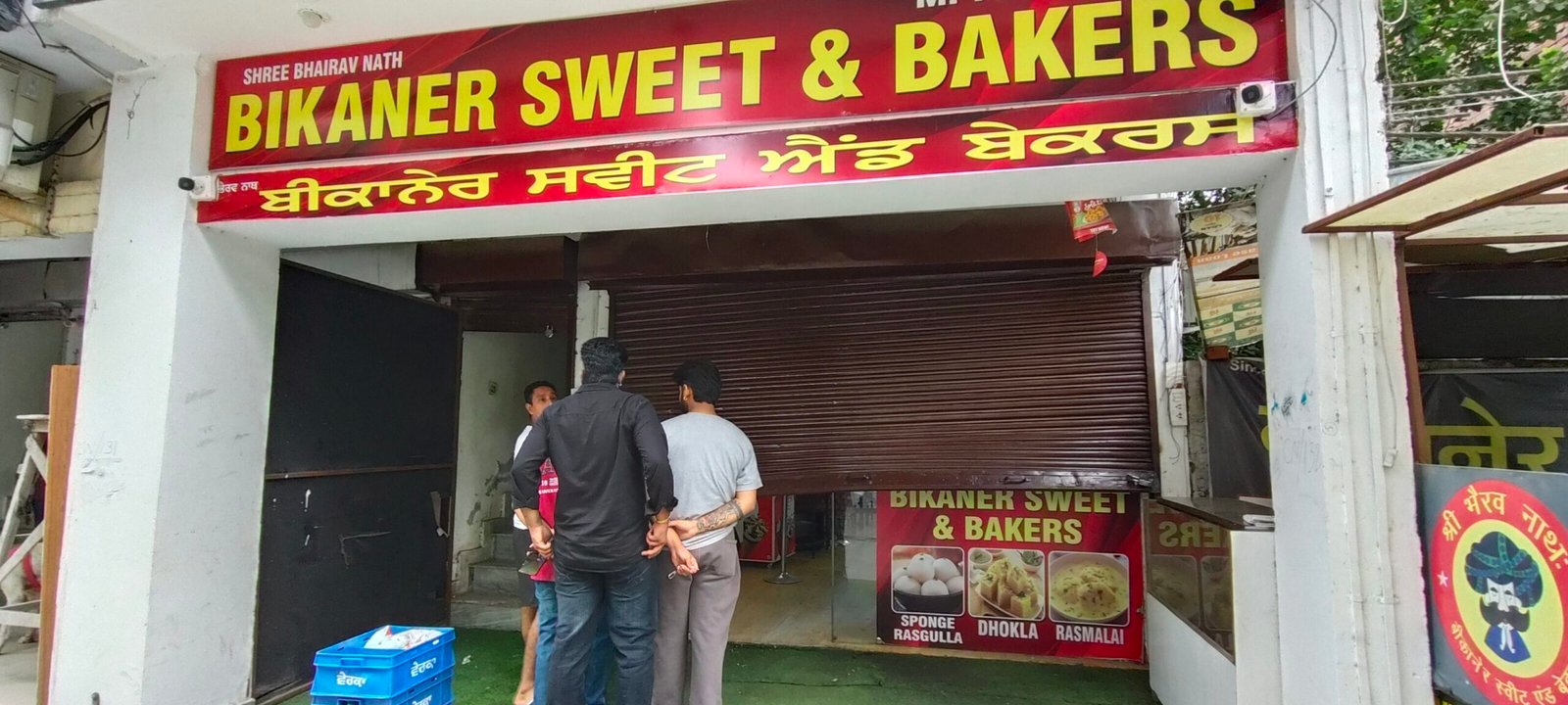 जालंधर में चोरों का आतंक: मिठाई की दुकान का शटर उखाड़कर 90 हजार नकद व DVR चोरी