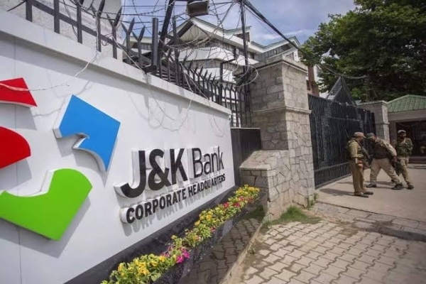 J&K बैंक की ज्यादातर शाखाओं में स्टाफ की भारी कमी, ग्राहकों ने जताई नाराजगी