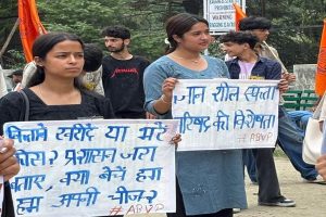 छात्र संघ चुनाव बहाल करो, फीस वृद्धि वापस लो: कुल्लू में ABVP का जोरदार प्रदर्शन
