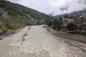 Kullu Weather: कुल्लू में भारी बारिश से 56 सड़कें बंद, 5 बिजली के ट्रांसफार्मर ठप
