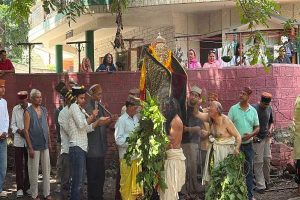 ढालपुर में देवता गौहरी ने बांधा रक्षा सूत्र, श्रद्धालुओं को बांटा बिच्छू बूटी का प्रसाद
