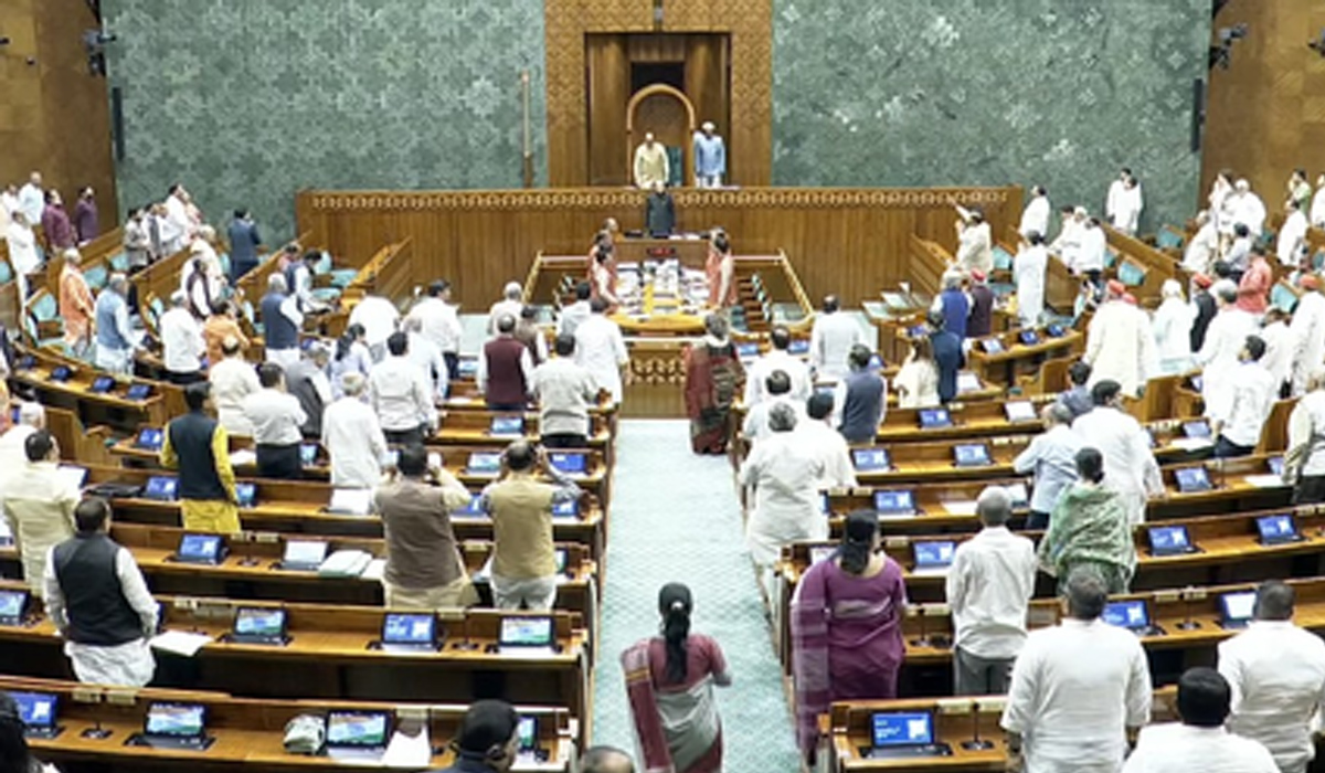 दोपहर 2 बजे तक के लिए स्थगित हुई लोकसभा की कार्यवाही, सदन में विपक्ष का हंगामा