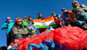 लाहौल की अनछुई चोटी पर फहराया तिरंगा और फिर आसमान में उड़ान, पर्वतारोहियों ने रचा इतिहास