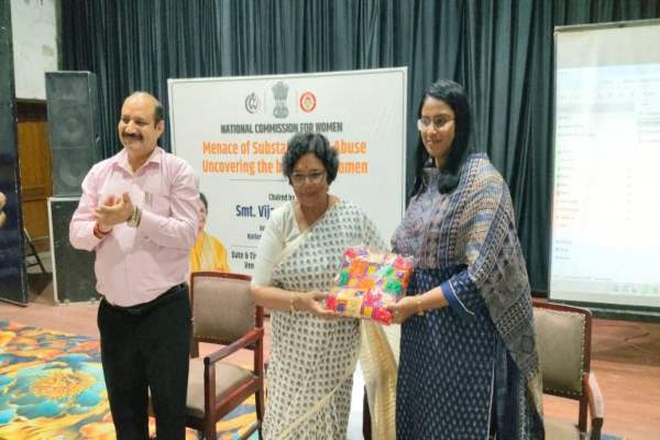 जालंधर पहुंची नेशनल वूमन कमिशनर, छात्राओं को दिलाई नशे के खिलाफ शपथ