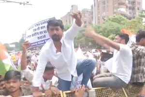 70वीं BPSC परीक्षा रद्द करने की मांग, पटना में छात्रों ने तोड़े बैरिकेड; राजभवन मार्च के दौरान बढ़ा तनाव