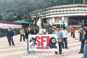 फीस वृद्धि के खिलाफ SFI का प्रदर्शन, संजौली महाविद्यालय में फूंका मुख्यमंत्री का पुतला
