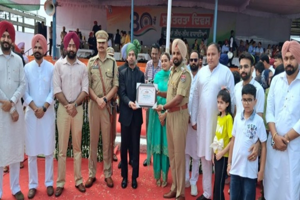 नशा तस्करों और असामाजिक तत्वों पर शिकंजा कसने वाले SHO वरुण मट्टू को किया सम्मानित