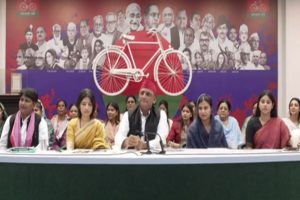 UP चुनाव से पहले सपा के बड़े ऐलान: महिलाओं को हर साल 40 हजार रुपये; छात्राओं को मुफ्त यात्रा का वादा