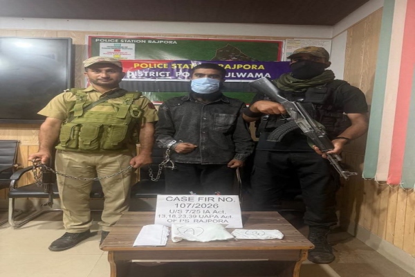 पुलवामा में बड़ी कामयाबी: हैंड ग्रेनेड और देश-विरोधी सामग्री के साथ एक व्यक्ति गिरफ्तार