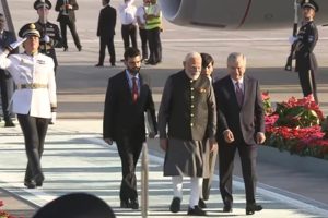 उज्बेकिस्तान पहुंचे पीएम मोदी, राष्ट्रपति मिर्जियोयेव ने एयरपोर्ट पर खुद किया स्वागत