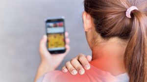 Text Neck Syndrome: ज्यादा मोबाइल चलाने से बढ़ रही गर्दन की परेशानी, जानें बचने के तरीके