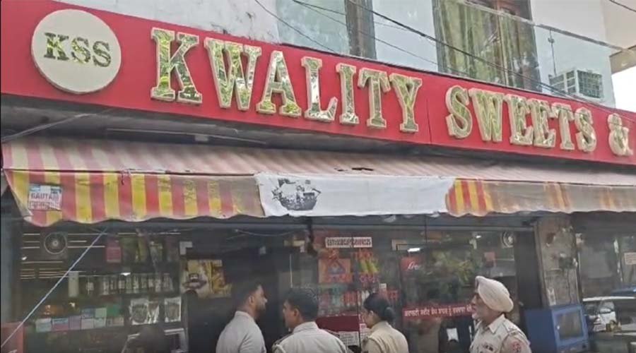 जालंधर में मिठाई की दुकान पर चोरी, दो बार आए चोर और लाखों की नकदी लेकर हुए फरार
