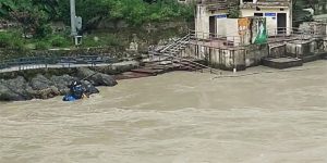 Uttrakhand: टोंस नदी पर बने पुल की सड़क क्षतिग्रस्त होने के बाद PWD ने निर्माण कंपनी को टेंडर प्रक्रिया से किया बाहर
