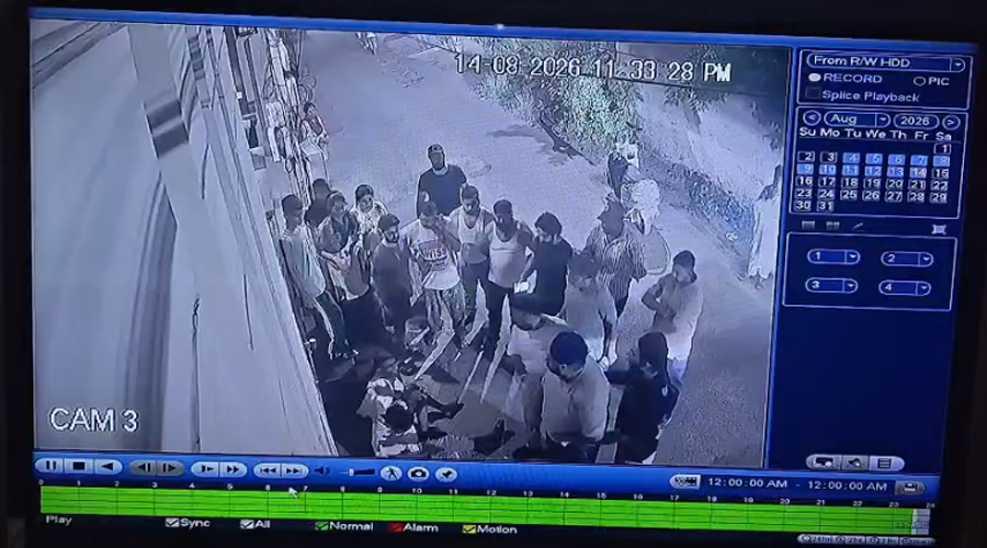 जालंधर में घर से सिलेंडर चोरी करते दो युवक पकड़े गए, लोगों ने की जमकर पिटाई