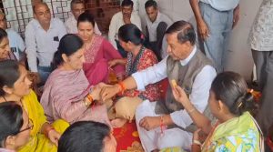 रक्षाबंधन कार्यक्रम में बहनों का स्नेह और आशीर्वाद पाकर भावुक हुए डॉ. राजीव बिंदल