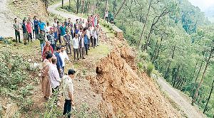 भारी भूस्खलन से गलू-बनेहड़-मझारनू सड़क बंद