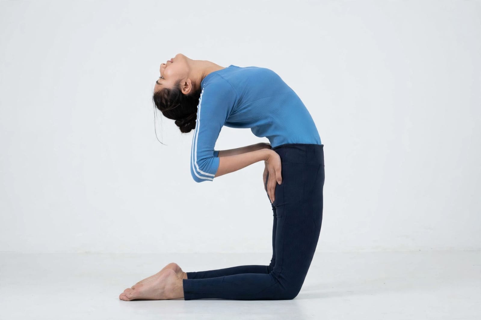 Half Camel Pose: रीढ़ को लचीला और मन को शांत रखने में मददगार है यह योगासन