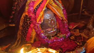 बाबा महाकाल का फूलों, सूखे मेवों और भांग से किया गया शृंगार, भस्म आरती में शामिल हुए श्रद्धालु