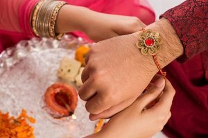 रक्षाबंधन 2026: राखी बांधते समय न करें ये गलतियां, जानें शुभ मुहूर्त