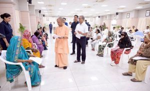 जनता दर्शन : भाई ने बताई बहन की तकलीफ तो सीएम योगी ने तुरंत अस्पताल में कराया भर्ती