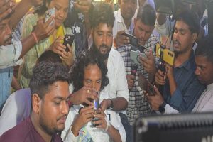 रांची में छात्र नेता देवेंद्र नाथ महतो ने तोड़ा अनशन, सोनम वांगचुक की अपील पर पिया पानी