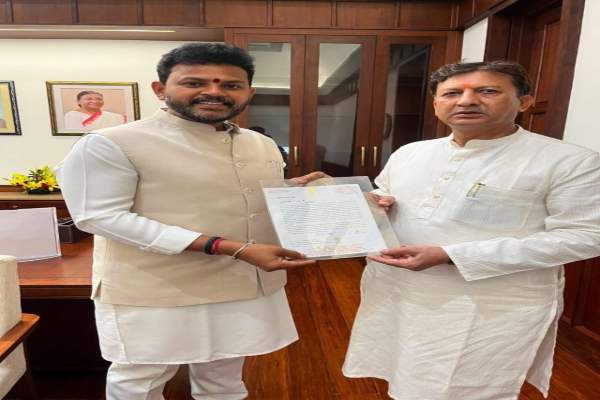 केंद्रीय नागरिक उड्डयन मंत्री से मिले MP डॉ. सिकंदर कुमार, दुर्गम हिमाचली क्षेत्रों के लिए स्थायी एयर एम्बुलेंस सेवा की मांग की