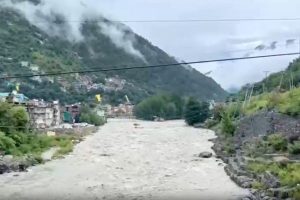 कुल्लू-मनाली में बारिश से बढ़ा जलस्तर, प्रशासन ने जारी किया अलर्ट