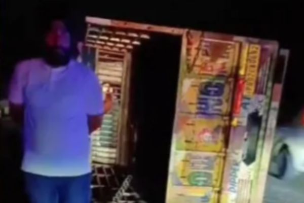 फैक्टरी वर्करों से भरा ट्रक पलटा, 70 से ज्यादा घायल