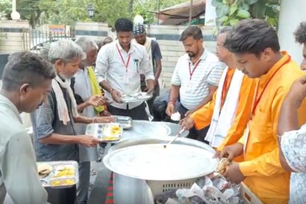 राम सेना संगठन एक रुपये में भर रहा भूखों का पेट